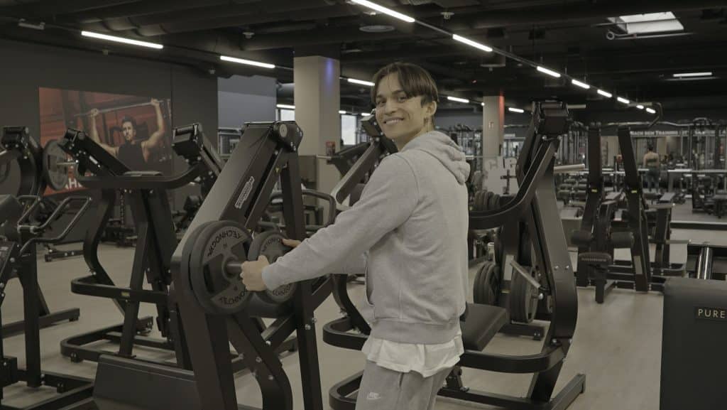 mit leichten oder schweren Gewichten trainieren