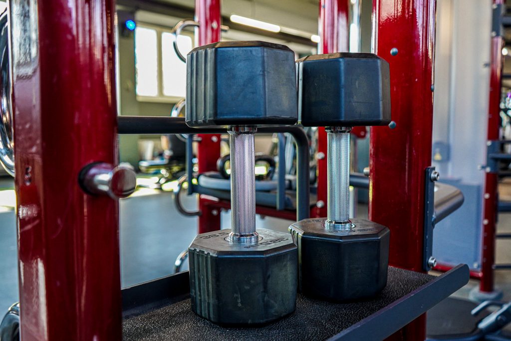 seitliches Schulterheben